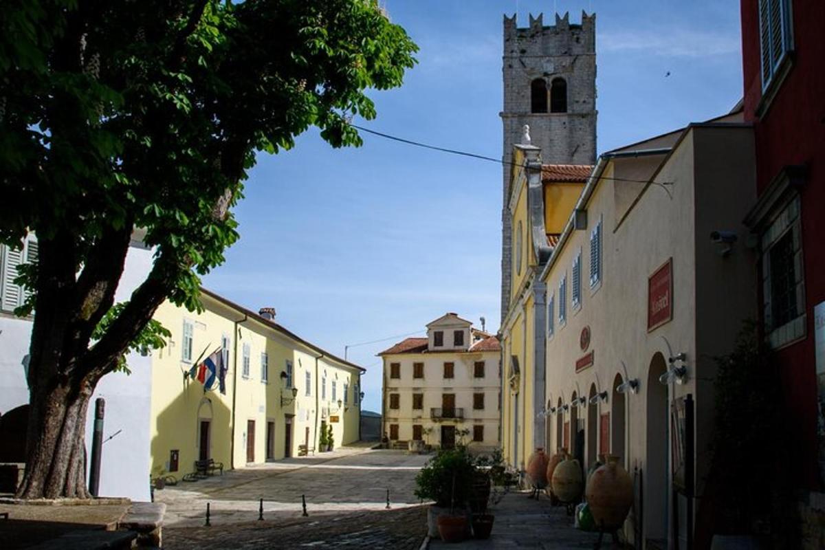 uma rua em uma cidade com uma torre do relógio
