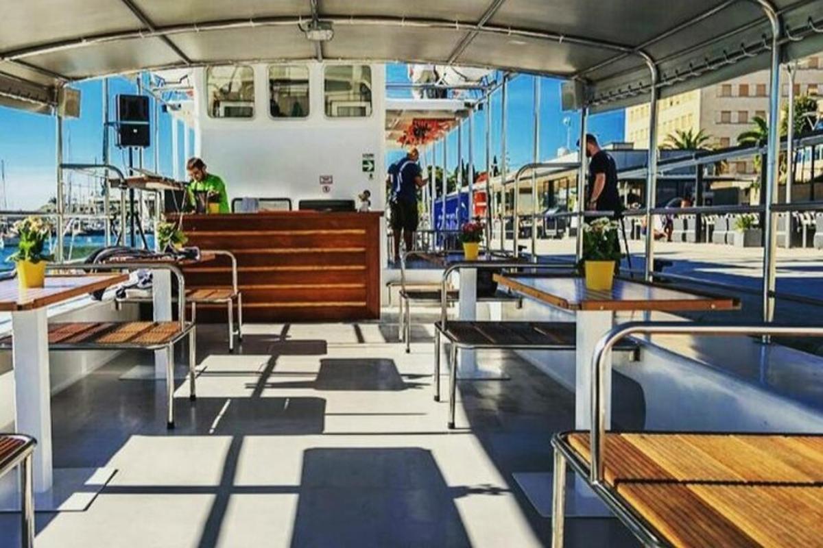 una coberta d'un vaixell amb taules i bancs