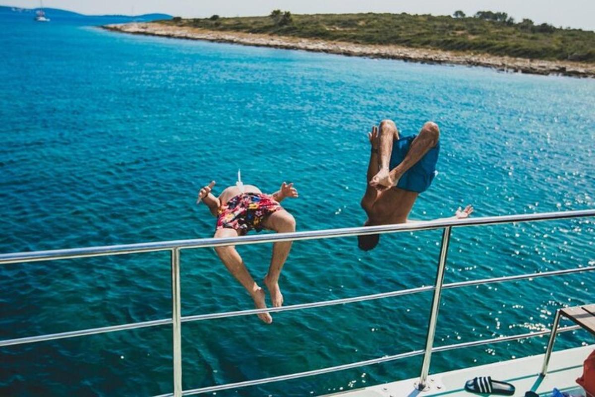 Dos personas saltando de un bote en el agua
