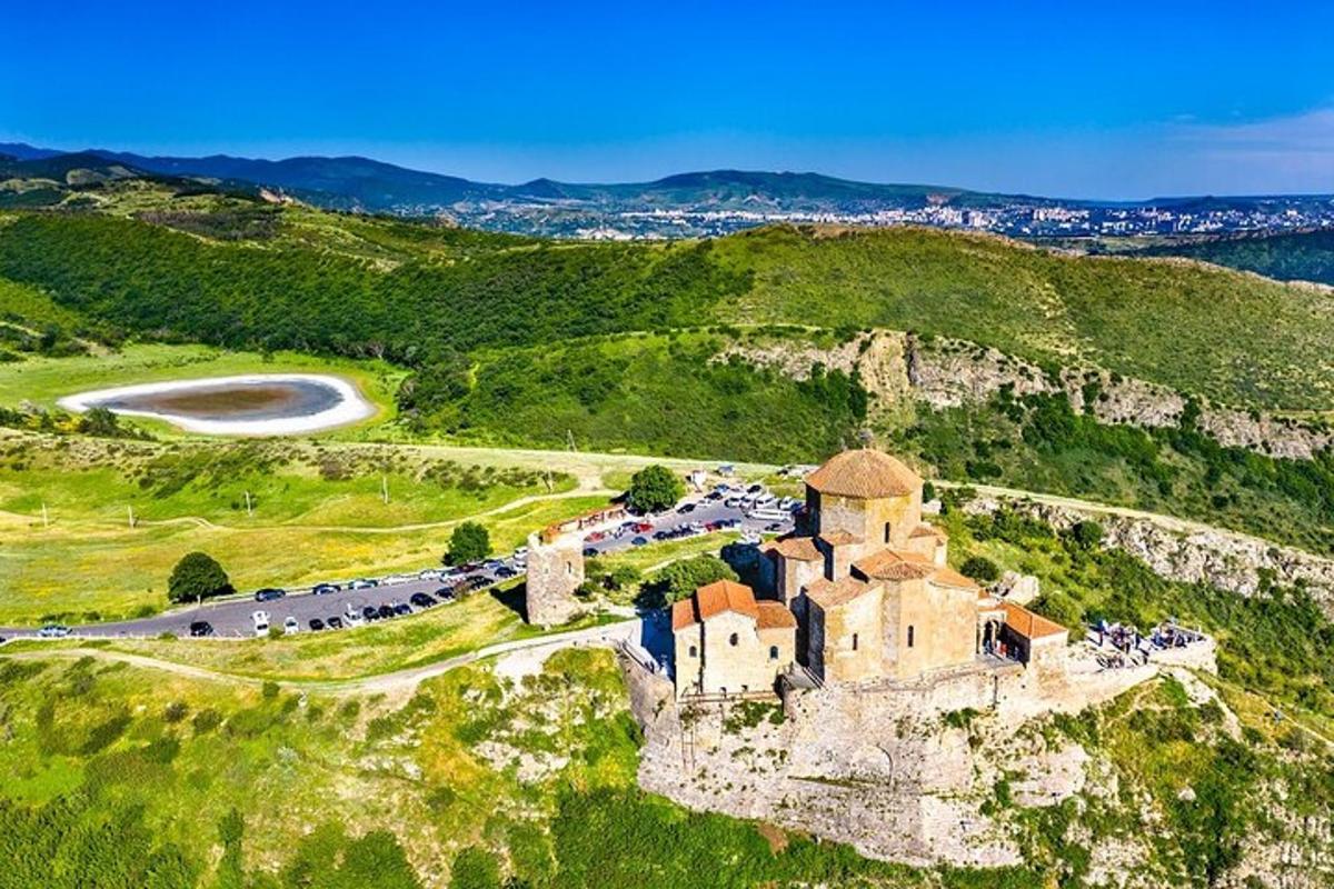 un vecchio castello sul fianco di una montagna