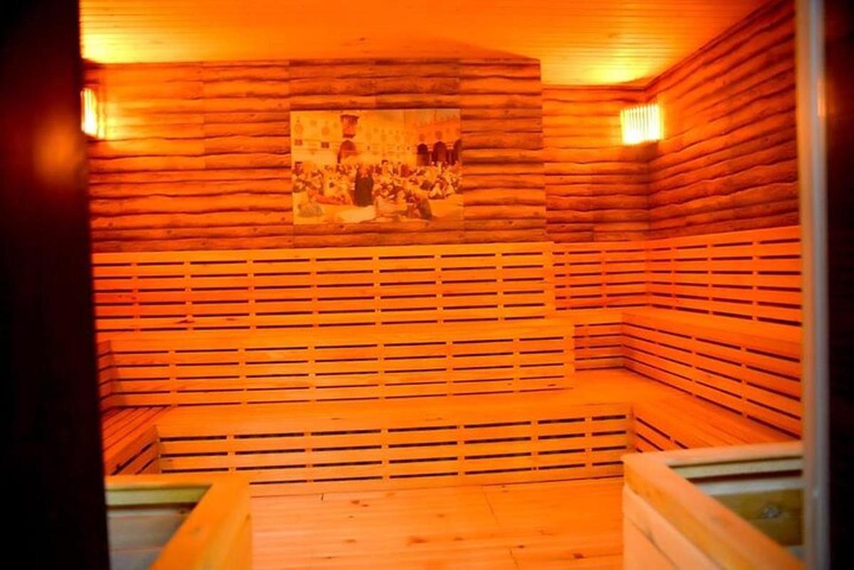 una sauna con pareti e pavimenti in legno