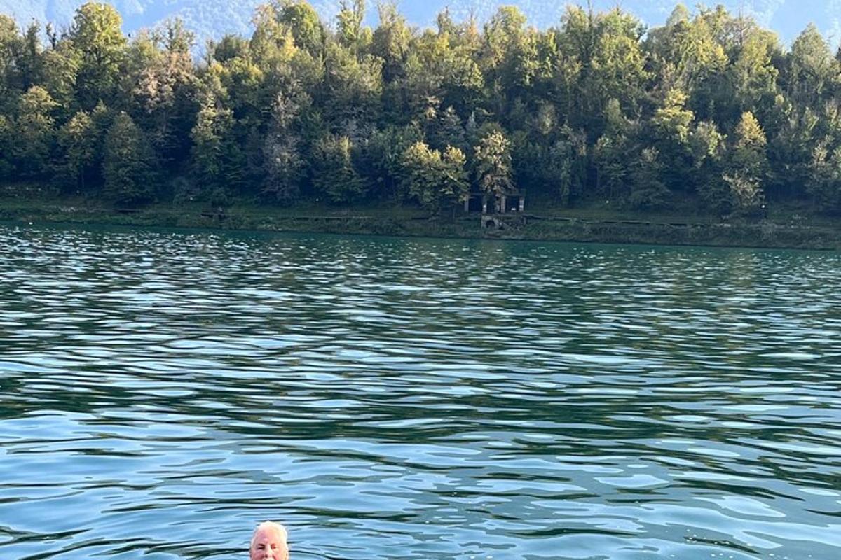 osoba jest w wodzie na jeziorze