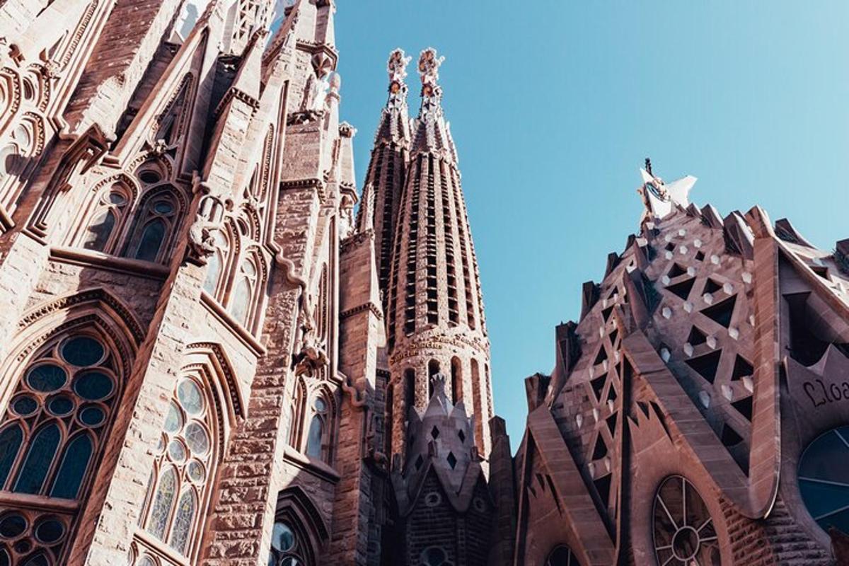 Una gran iglesia con un campanario a un lado.