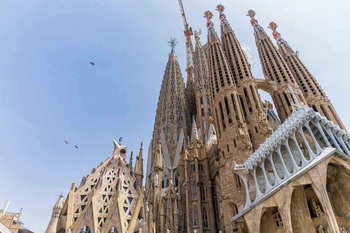 Un gran edificio con torres y pináculos.