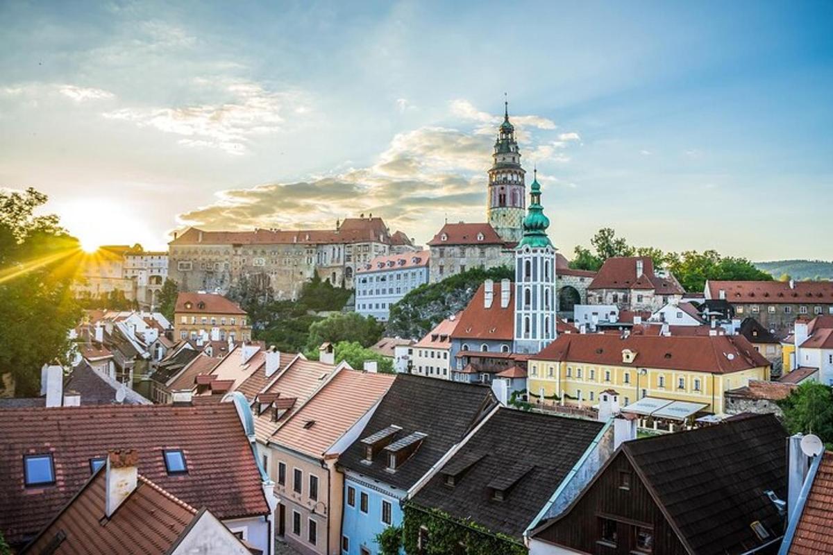 pohled na město s hodinovou věží