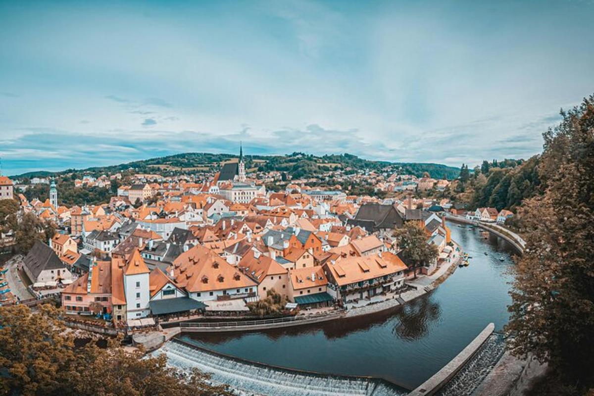 Letecký pohled na město u řeky