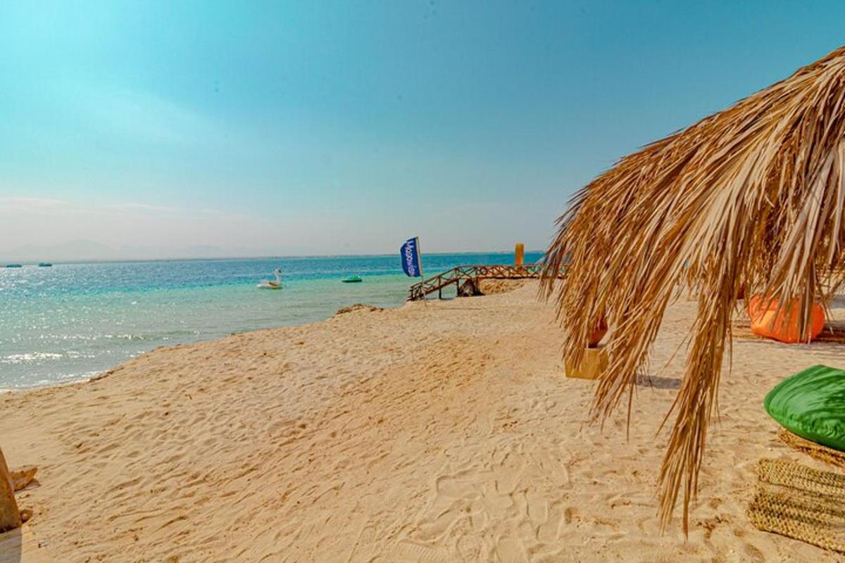 pantai dengan payung jerami dan lautan