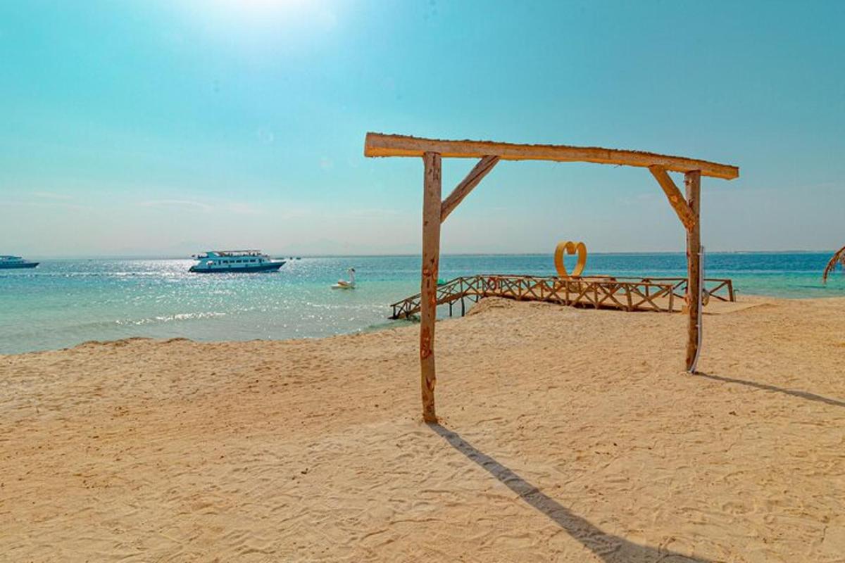 struktur kayu di pantai dengan bot di dalam air