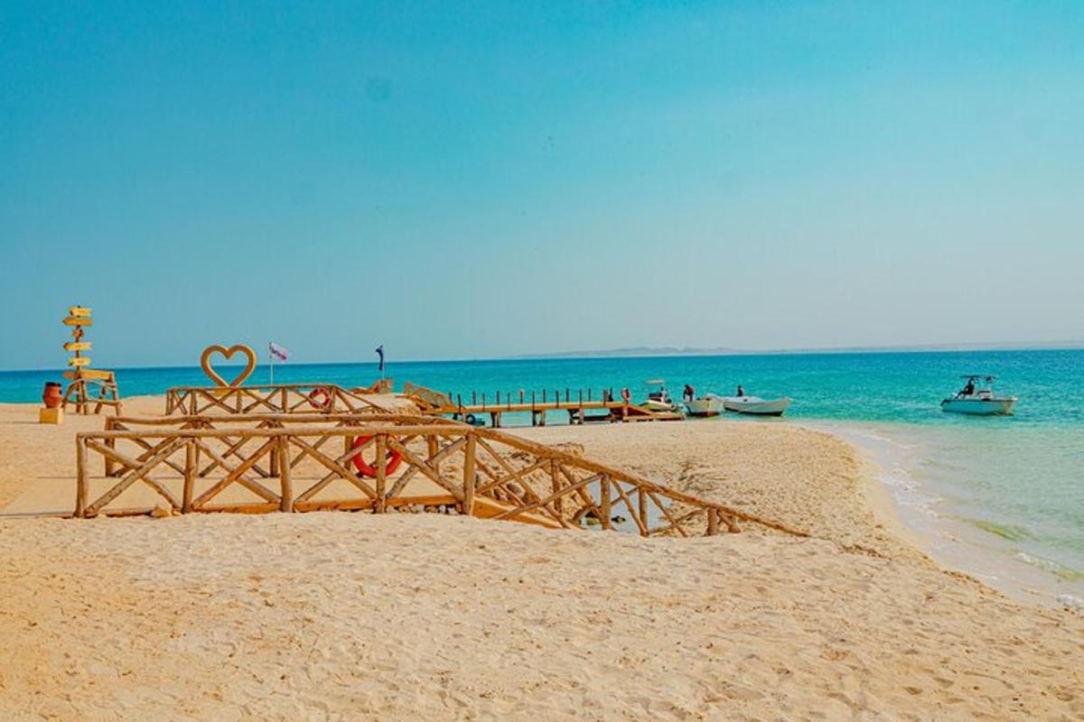 katil kayu di pantai berpasir di sebelah lautan