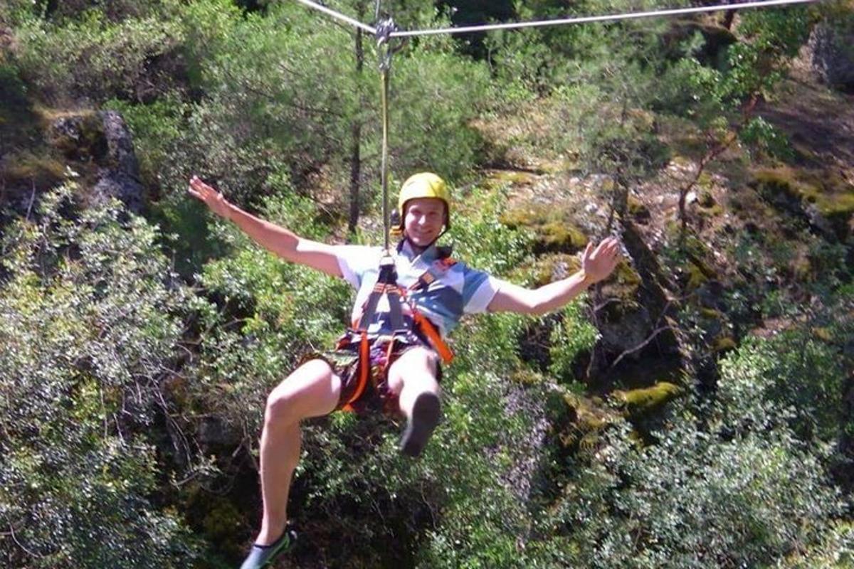 una donna è appesa a una teleferica