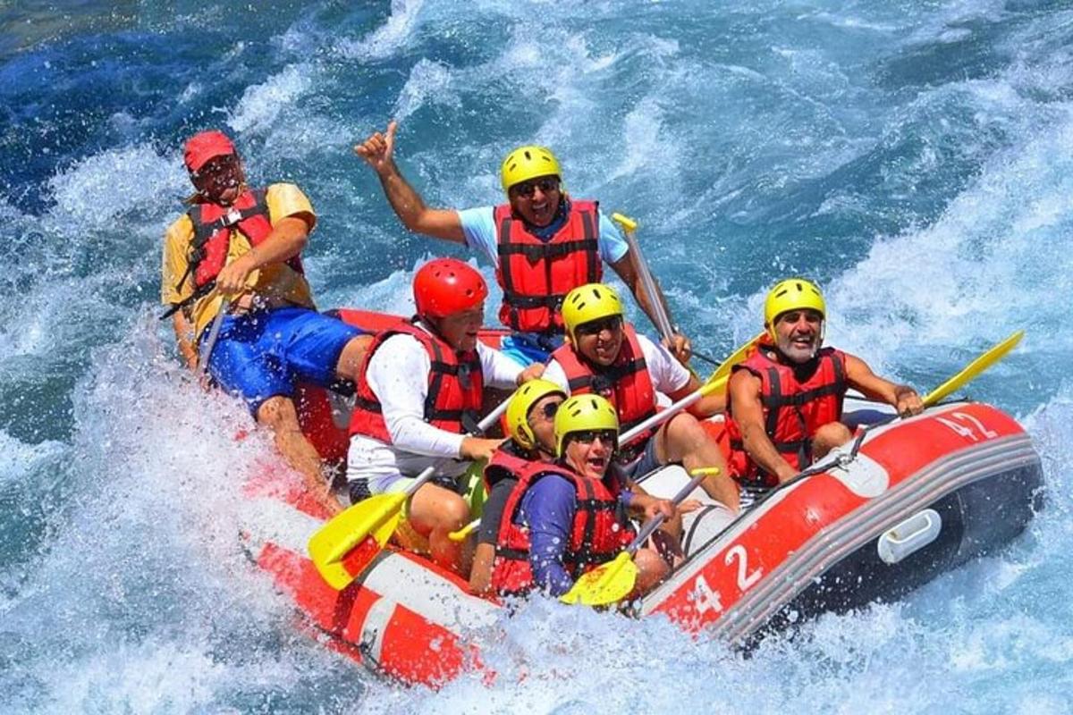 un gruppo di persone su una zattera in acqua