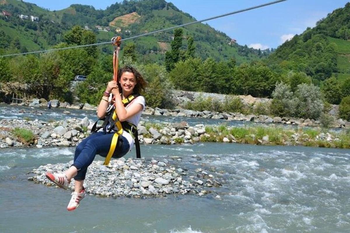 una donna su un'altalena di corda sopra un fiume