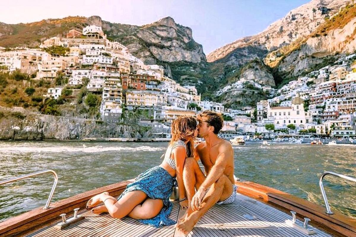 un uomo e una donna seduti su una barca in acqua