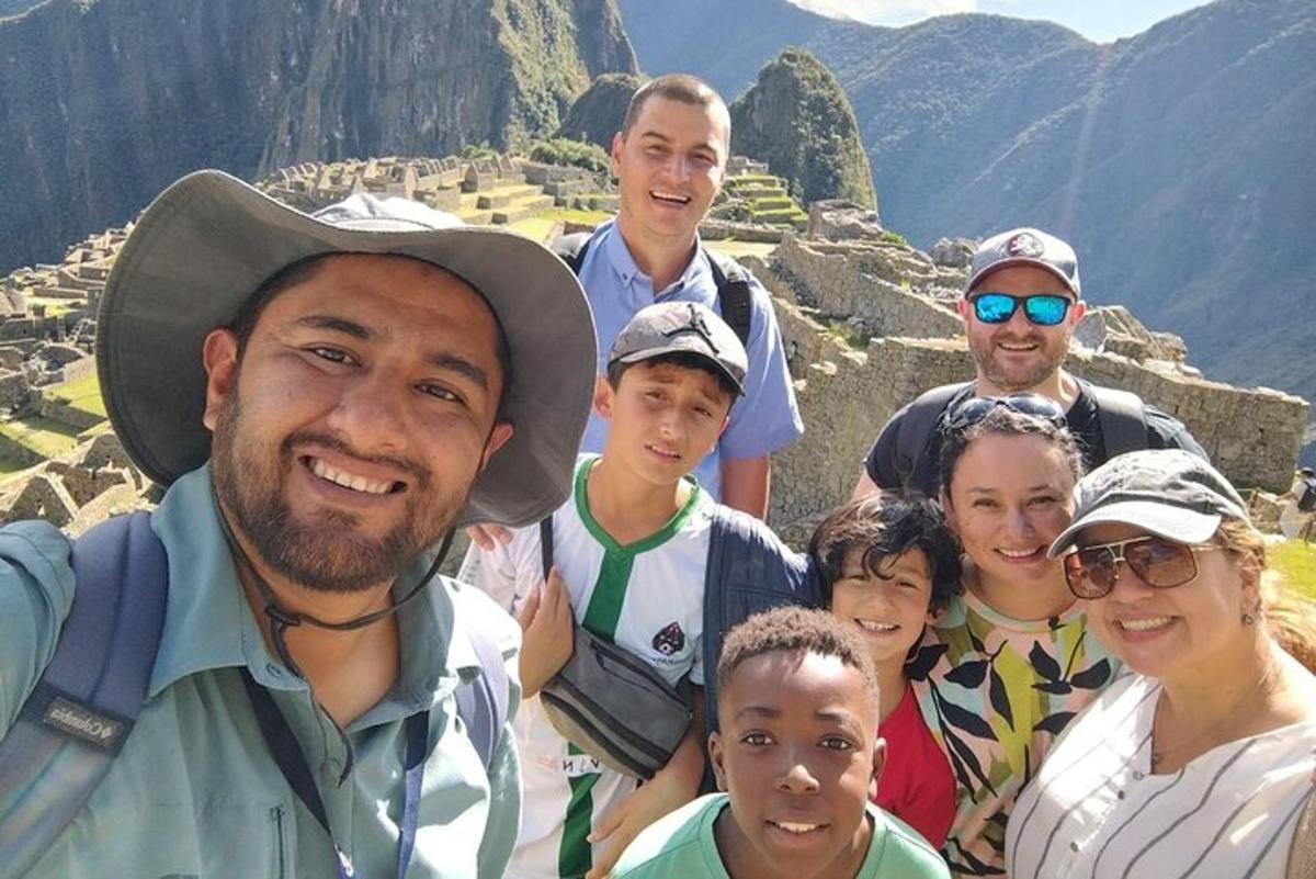 un gruppo di persone in posa per una foto in cima a una montagna
