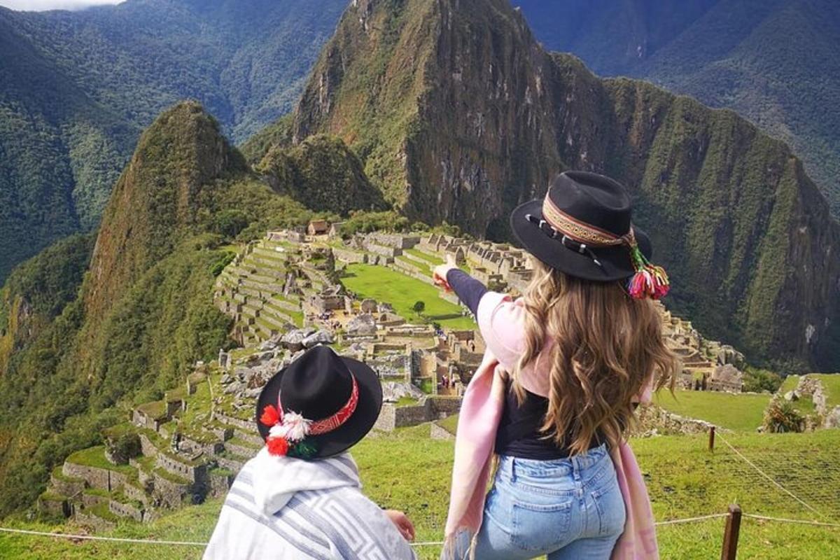 due persone che guardano in alto verso una montagna del Machu Picchu