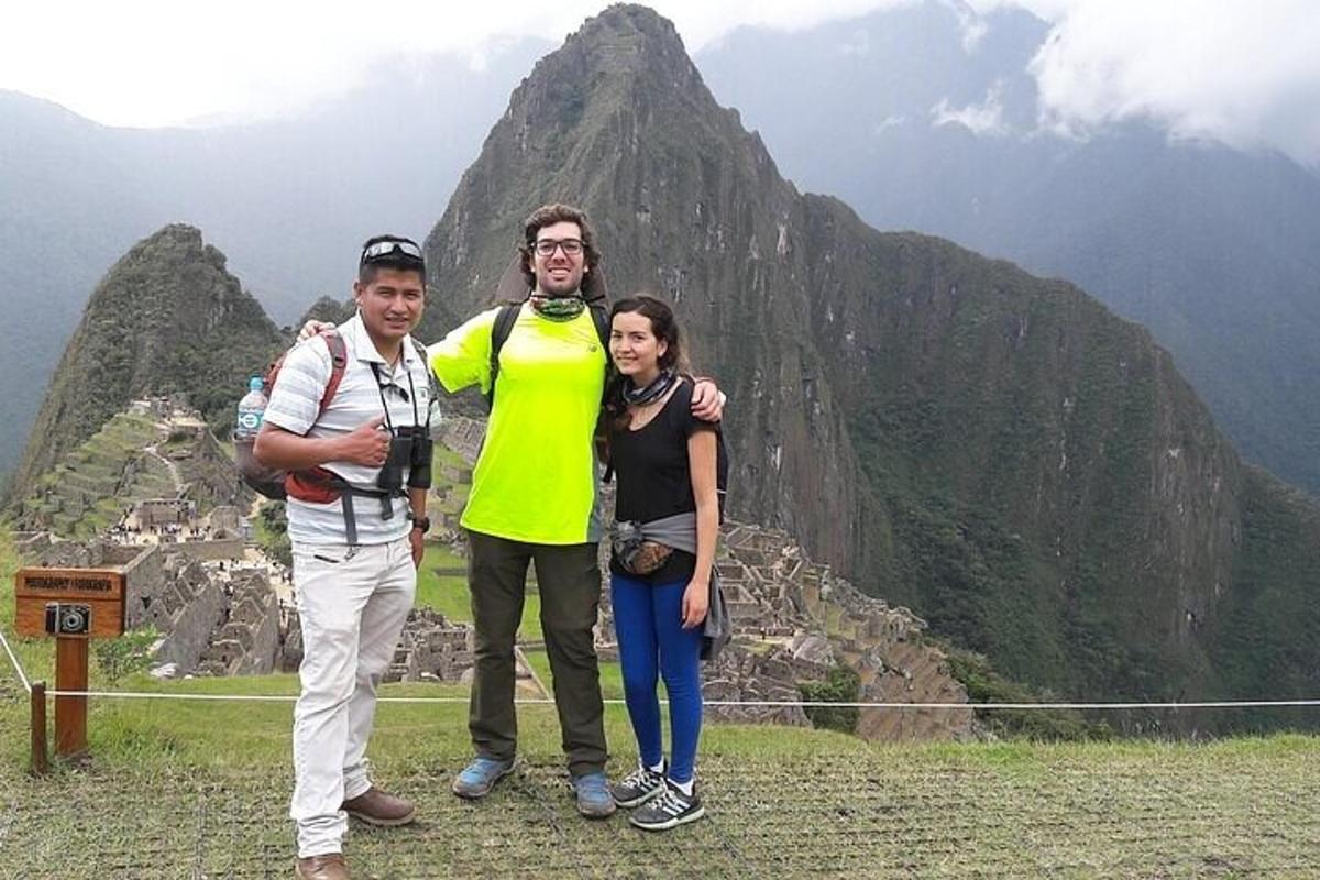 sekumpulan orang berdiri di atas gunung