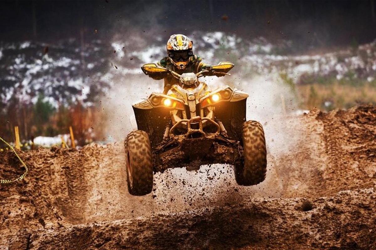en person, der kører på en dirt bike i mudderet