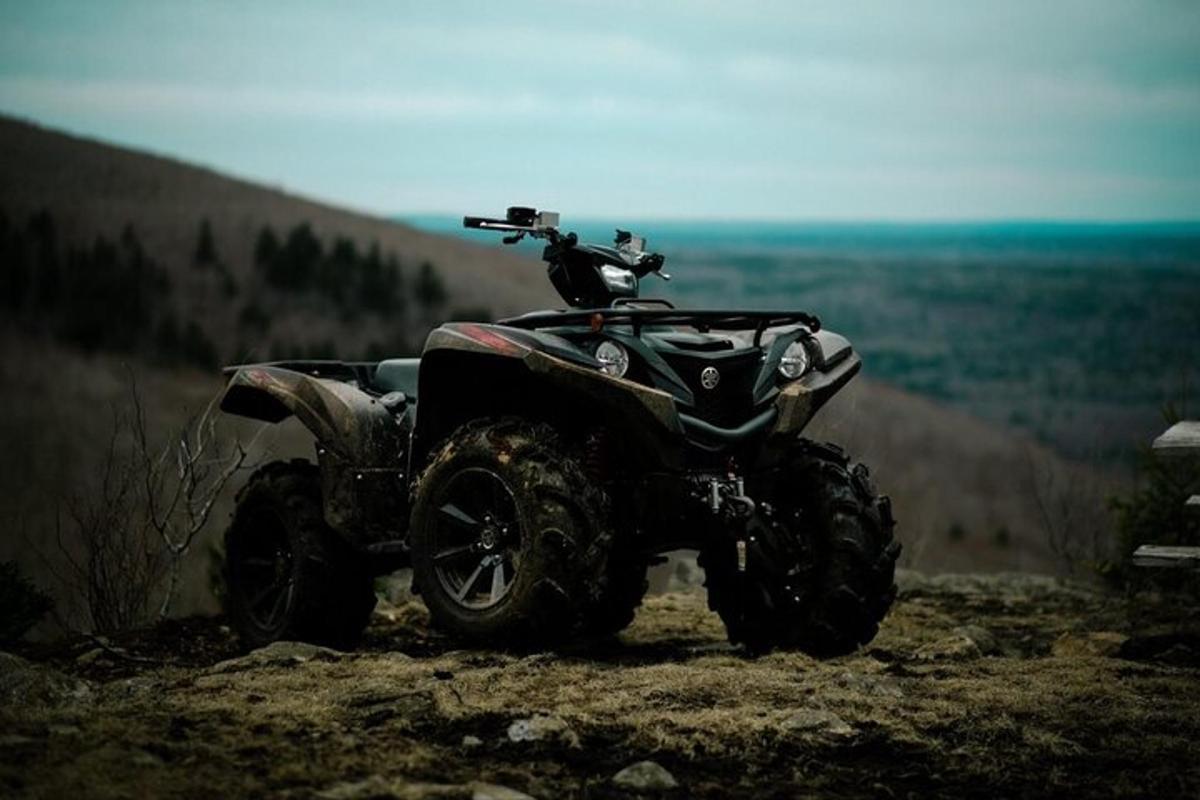mäeküljele pargitud ATV