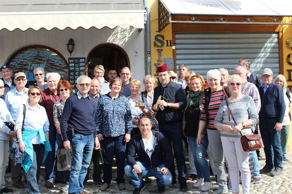велика група људи позира за фотографију