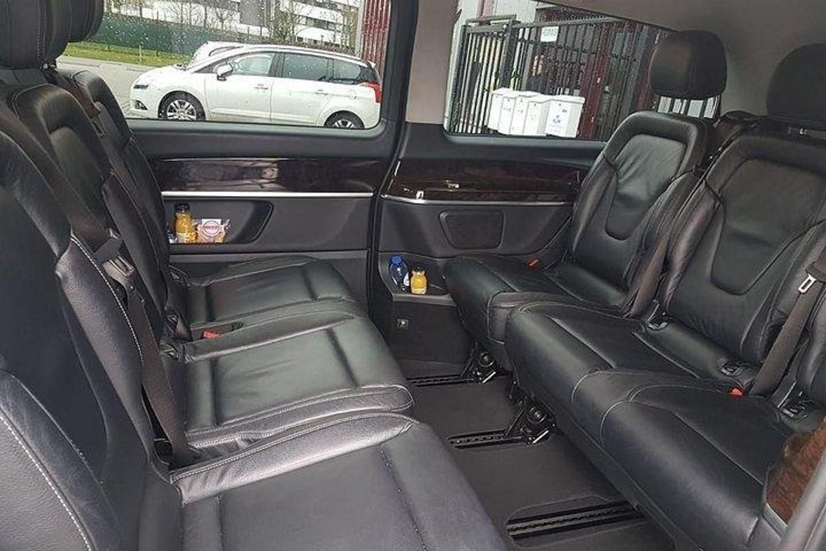 Una vista de los asientos traseros de una minivan.