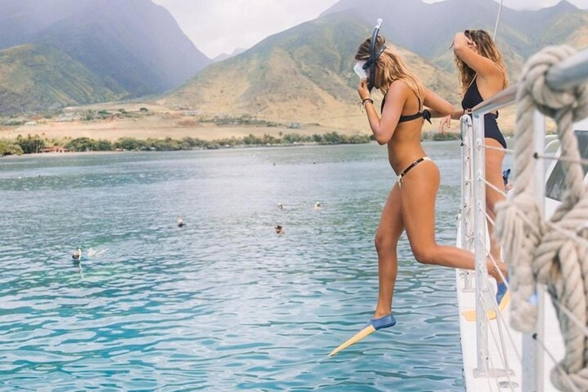 două femei în costume de baie pe o barcă pe apă