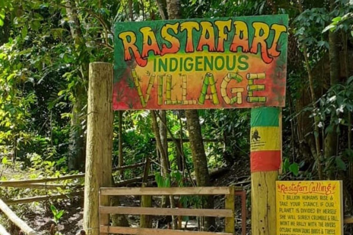 un cartello per un ristorante in mezzo a una foresta