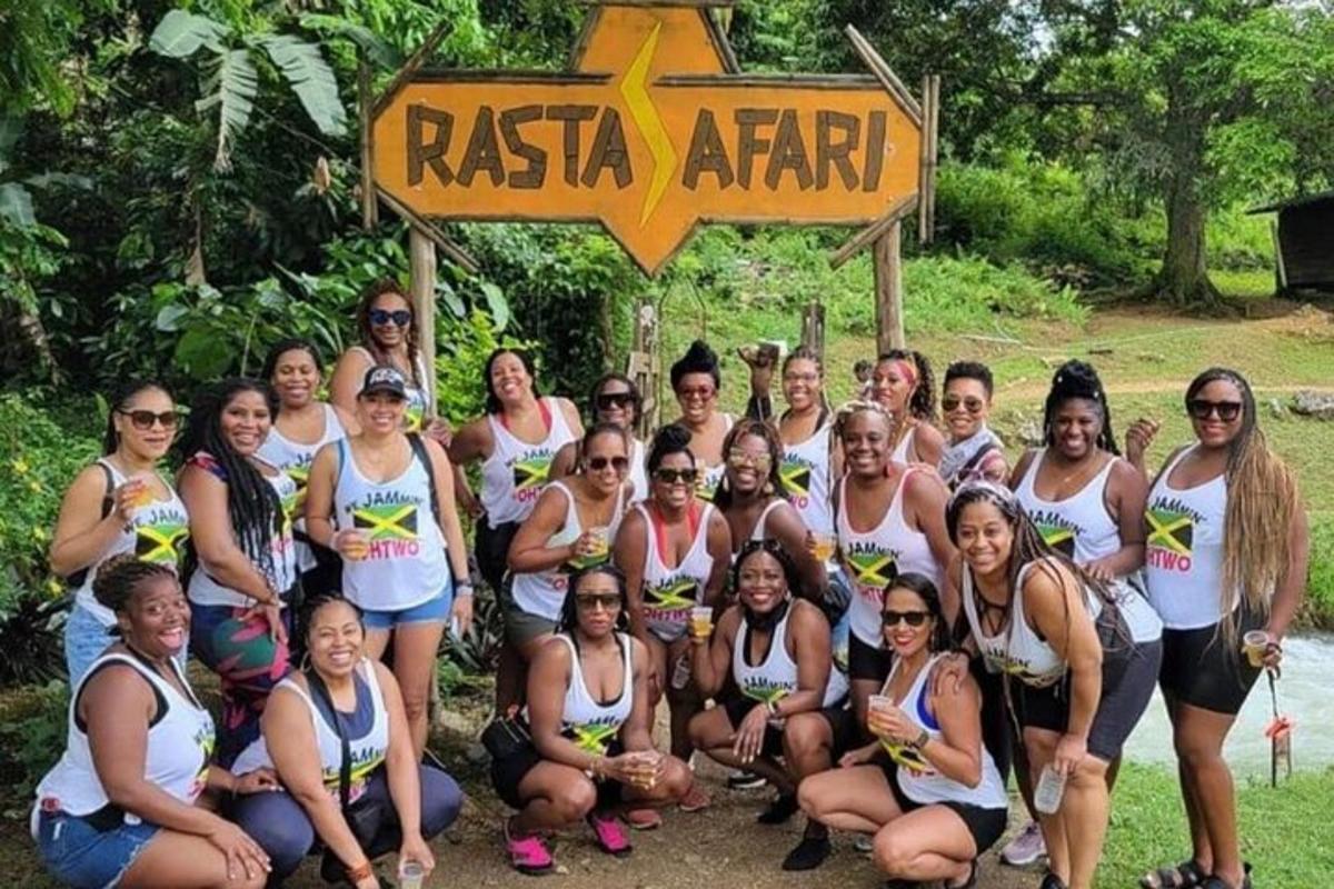 um grupo de pessoas posando para uma foto sob uma placa