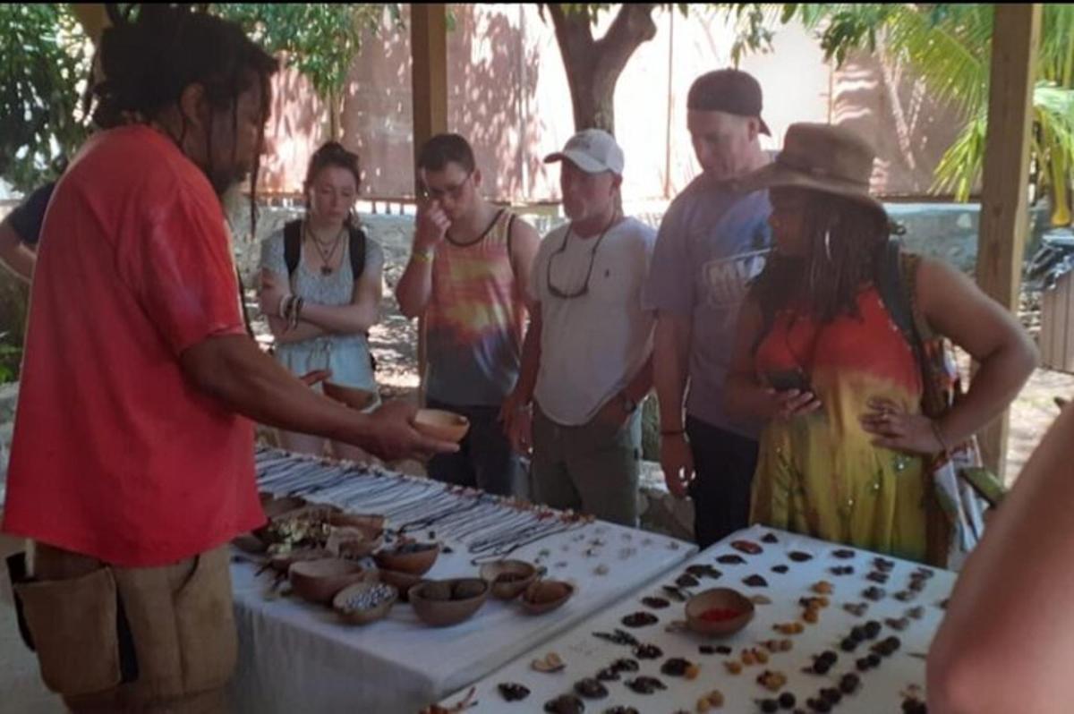 un gruppo di persone in piedi attorno a un tavolo con dei cupcake