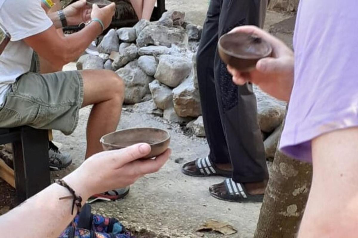 un gruppo di persone che tengono una ciotola in mano