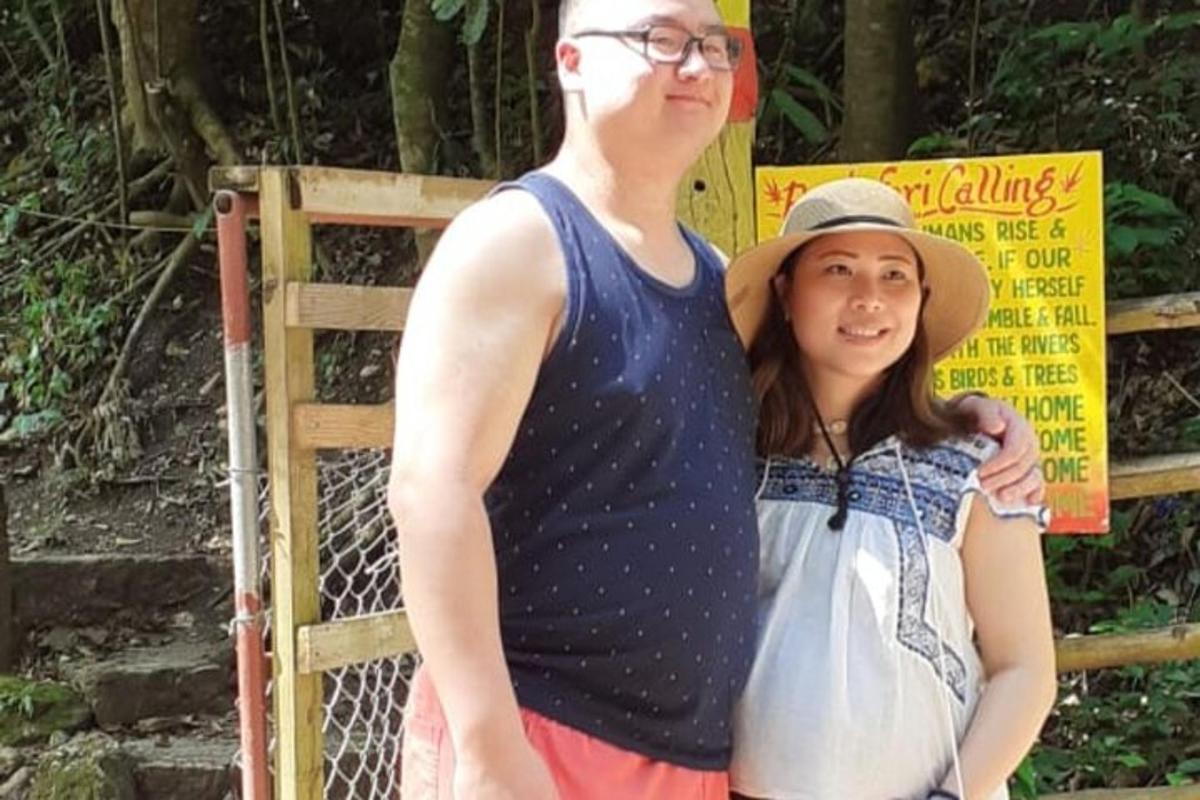 un uomo e una donna in piedi davanti a una recinzione