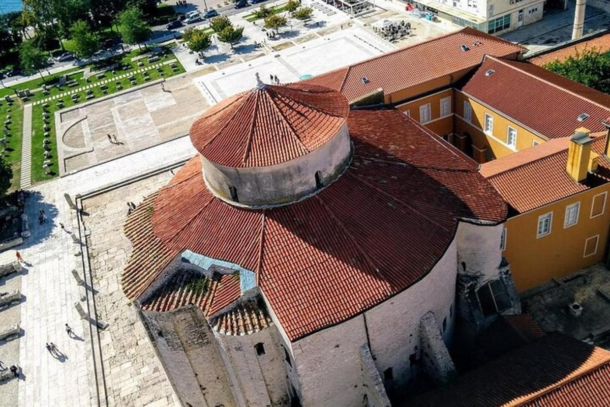pohled shora na budovu s červenou střechou