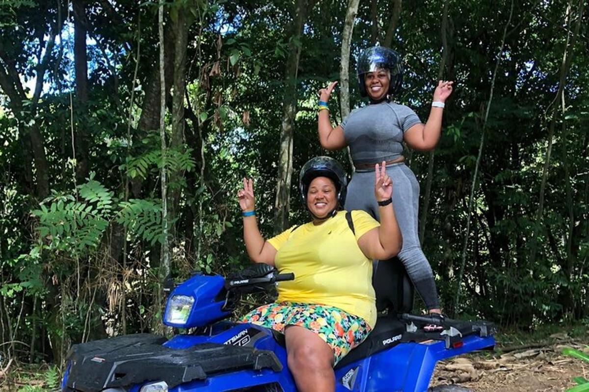 žena sedící na zadní straně čtyřkolky