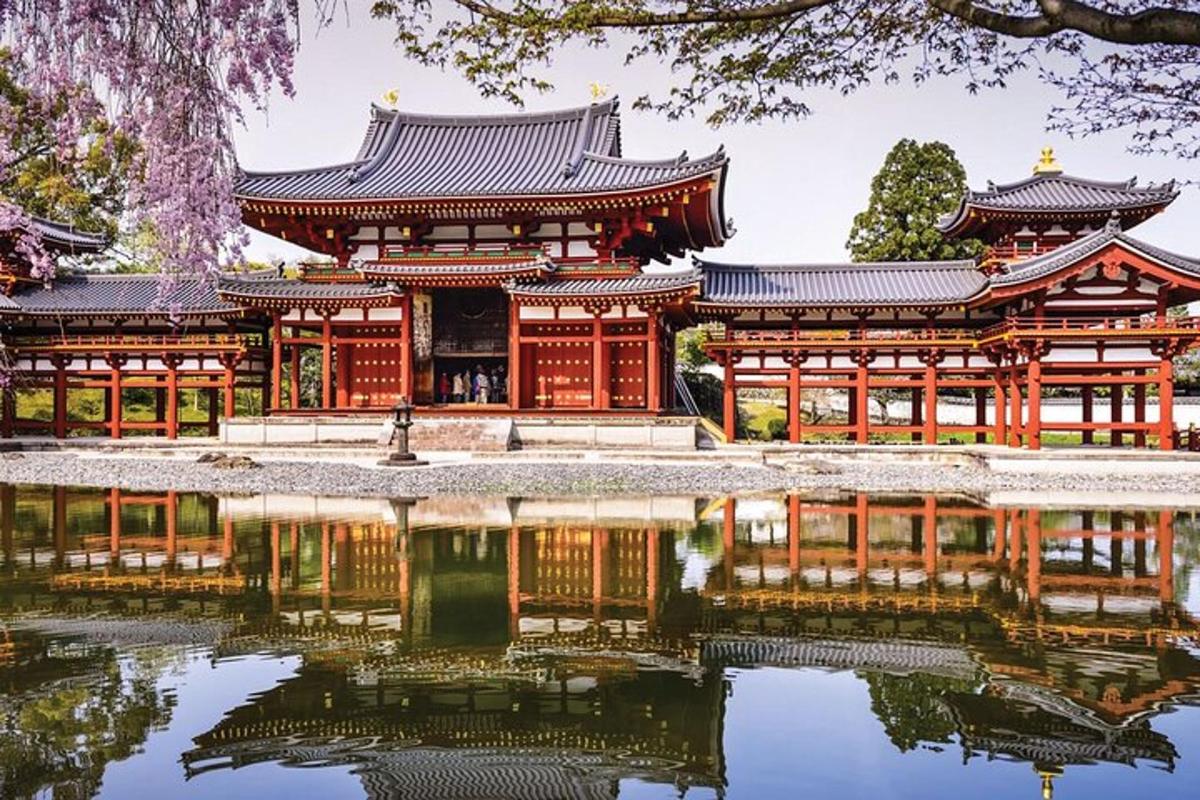 ein Tempel mit einem Teich davor