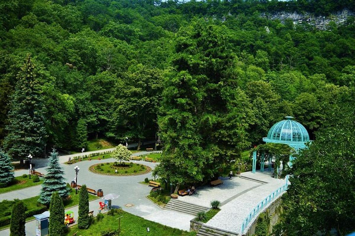 Letecký pohled na park s altánem a stromy