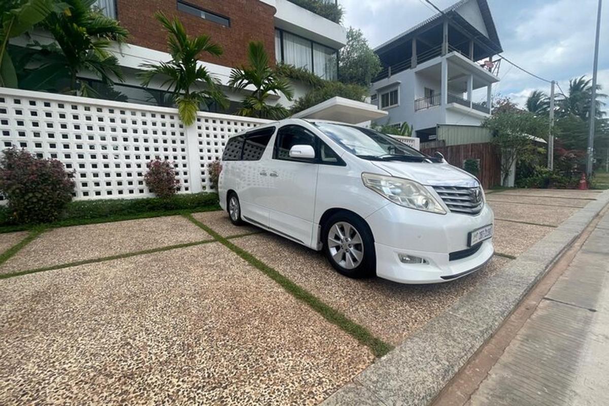 bijeli kombi parkiran ispred zgrade