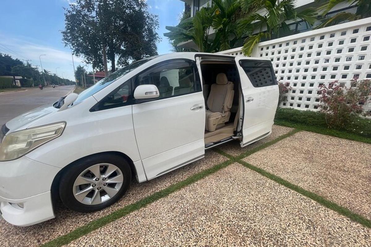 une camionnette blanche avec sa porte ouverte garée dans la rue