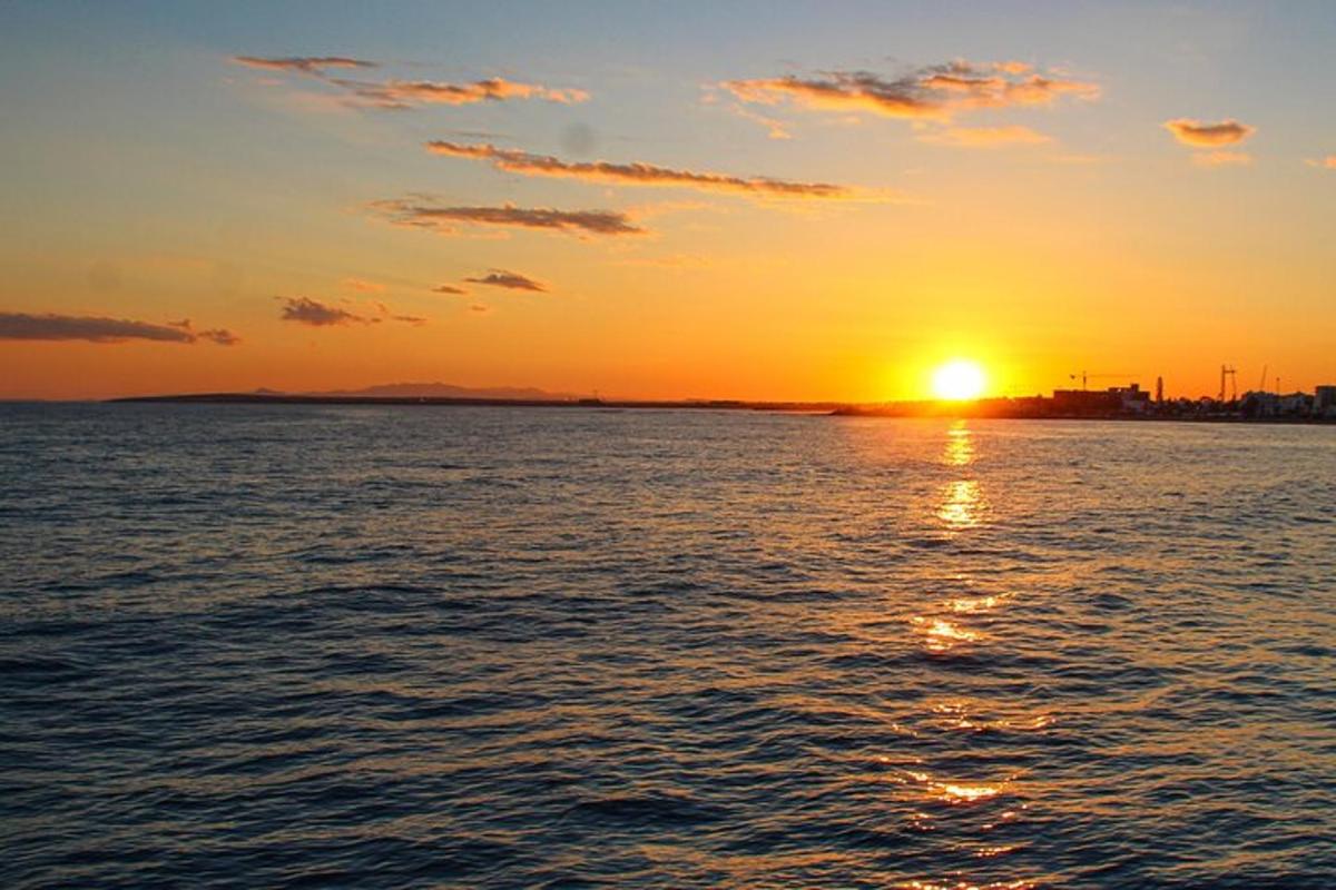 夕阳西下，水面上的落日