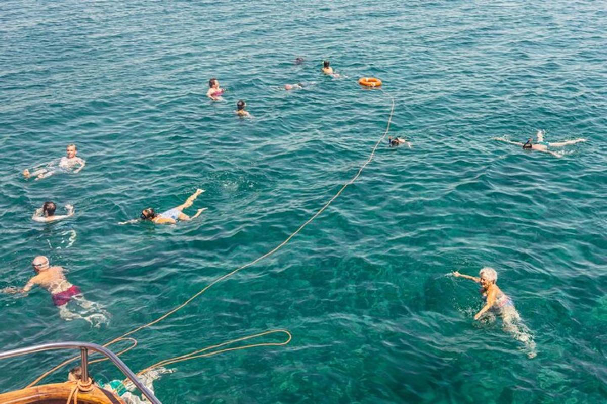 eine Gruppe von Menschen, die im Wasser schwimmen