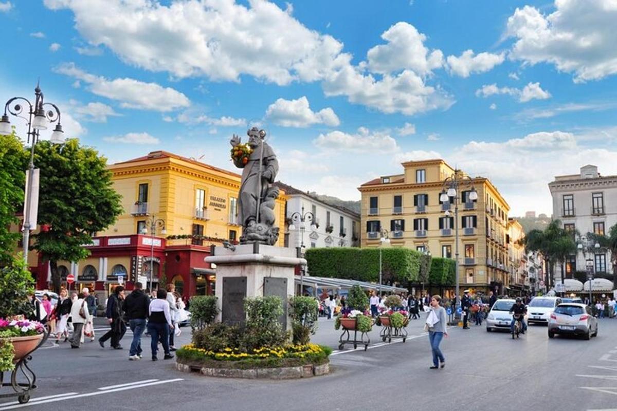 una estatua en medio de una concurrida calle de la ciudad