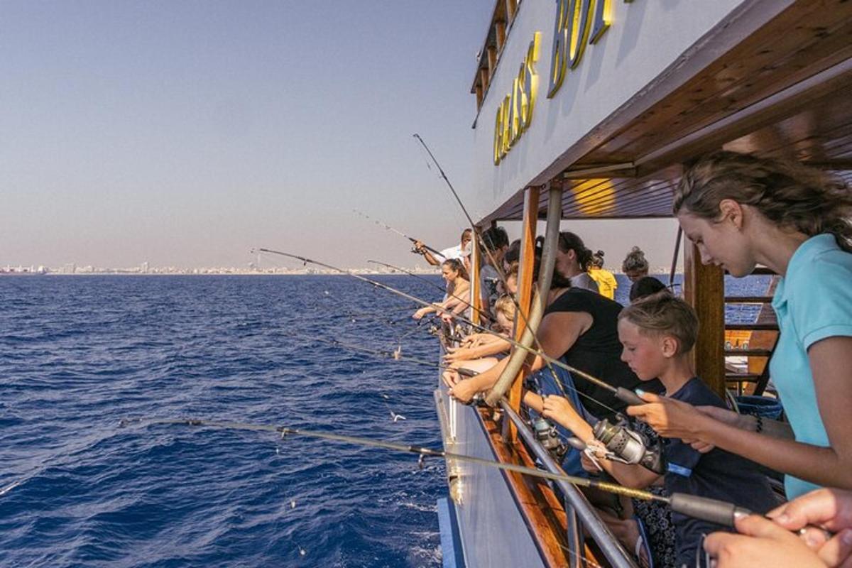 un gruppo di persone su una barca in acqua