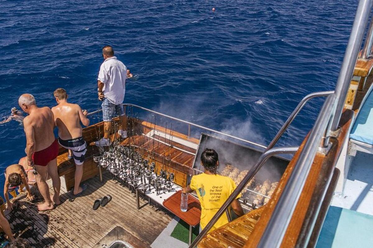 un gruppo di persone in piedi sul ponte di una barca