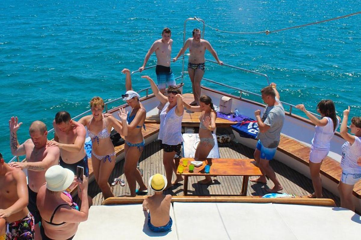 un gruppo di persone su una barca in acqua
