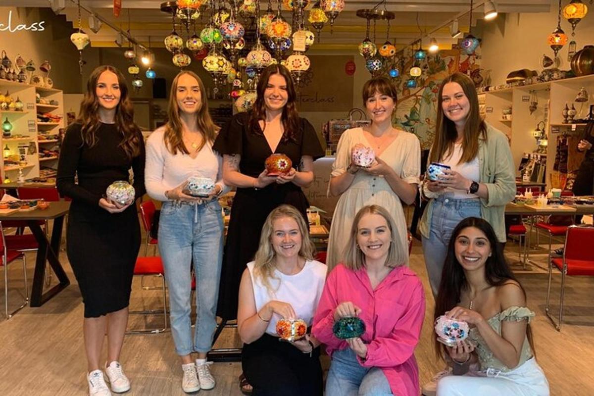 eine Gruppe von Frauen, die in einem Geschäft für ein Foto posieren