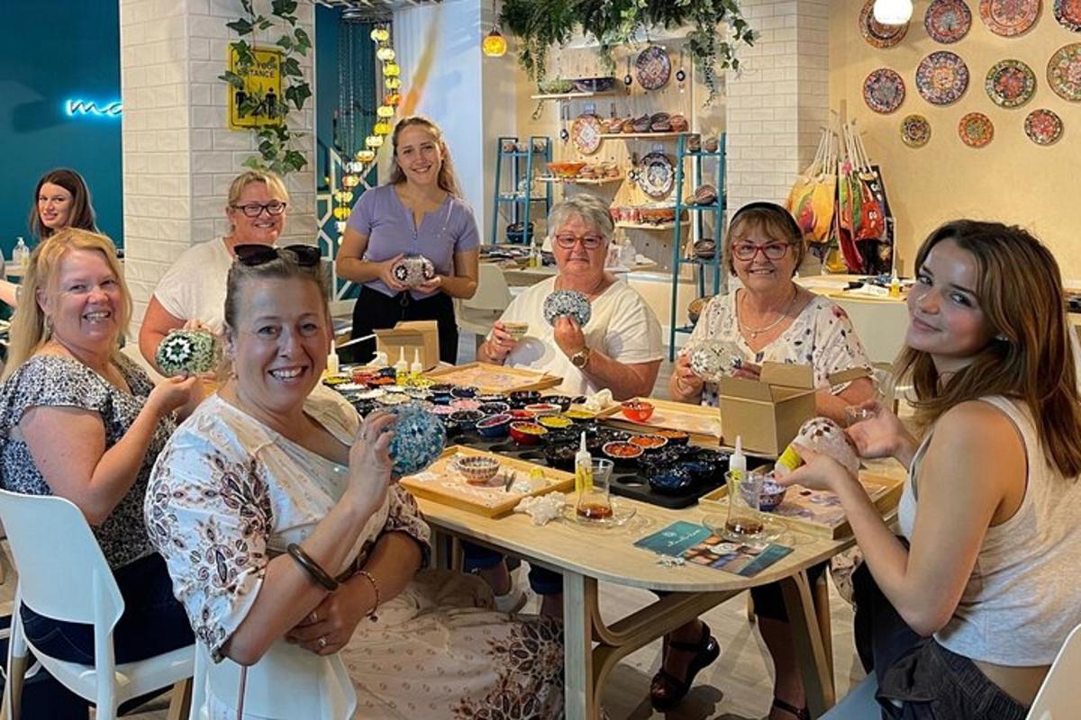 een groep vrouwen die aan een tafel zitten en eten