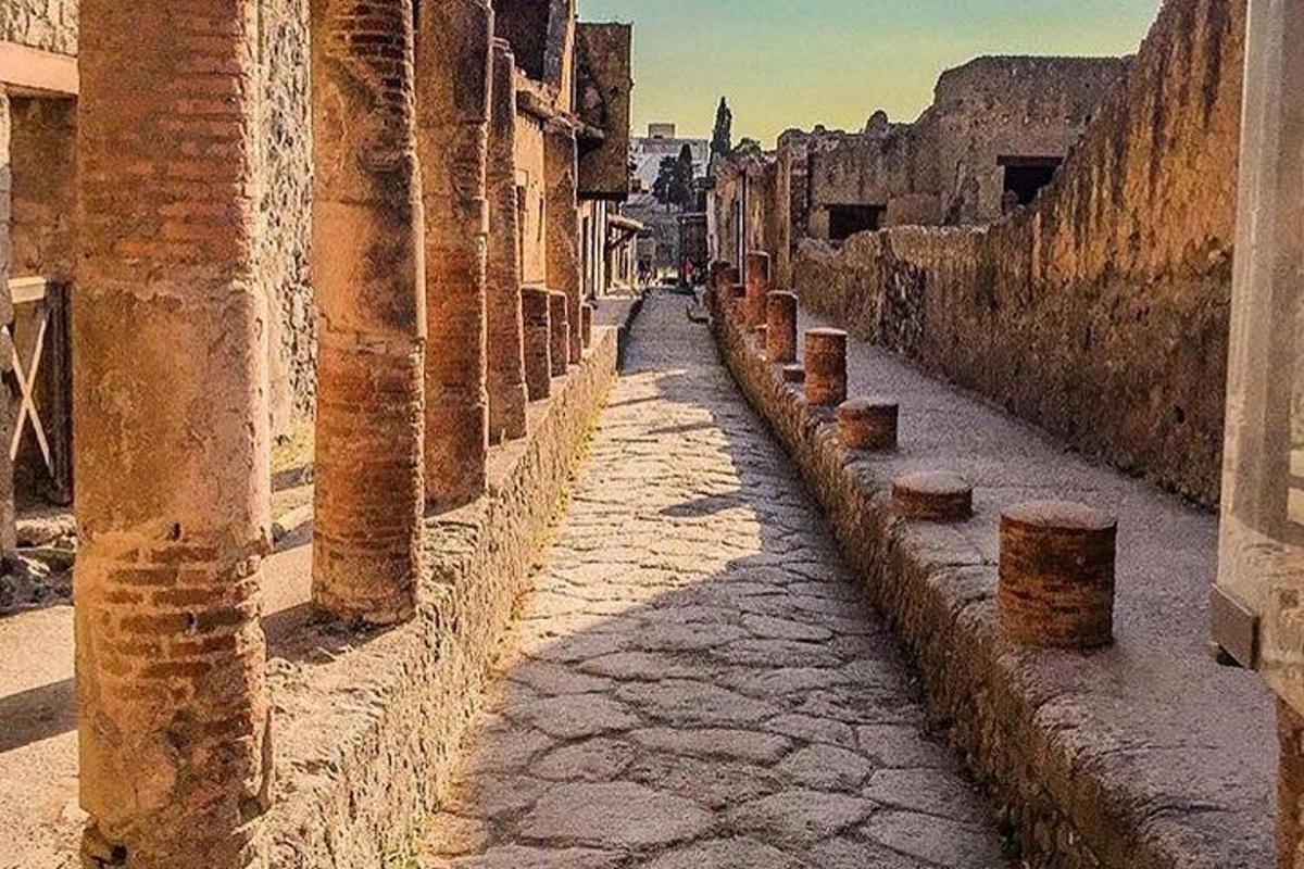 un vicolo con pilastri in un vecchio edificio