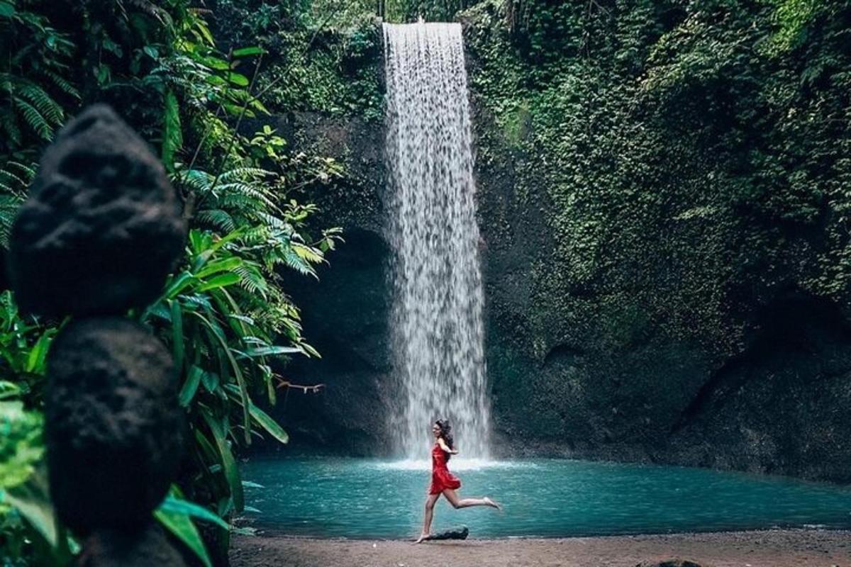 una donna che corre davanti a una cascata