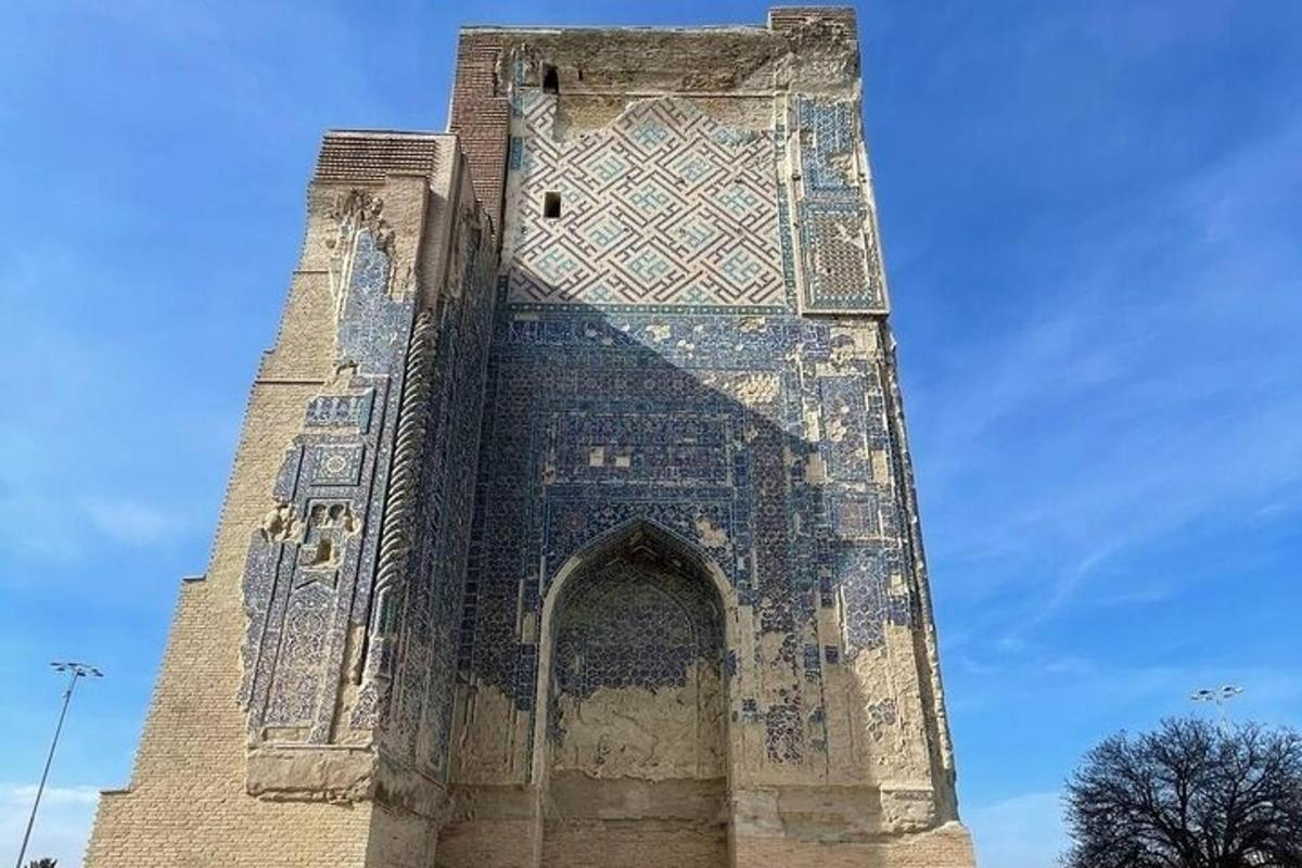 kõrge kellatorn mosaiikmustriga