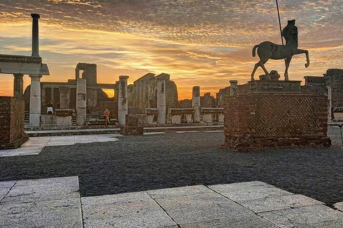 kip moškega na konju na stavbi