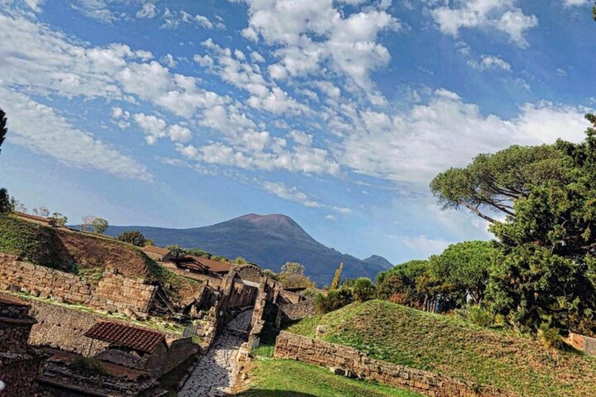 uma vista das ruínas de um edifício com uma montanha ao fundo