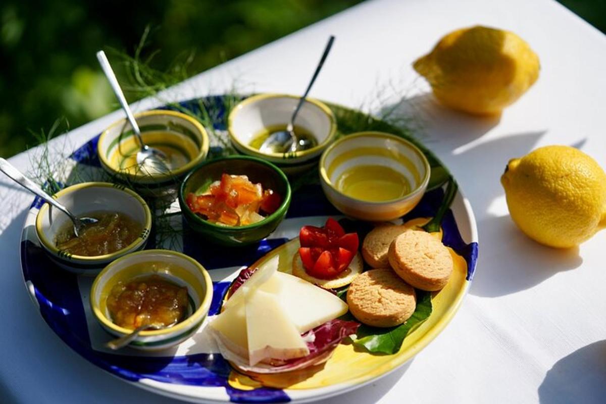 тарілка їжі з бутербродами та соусами